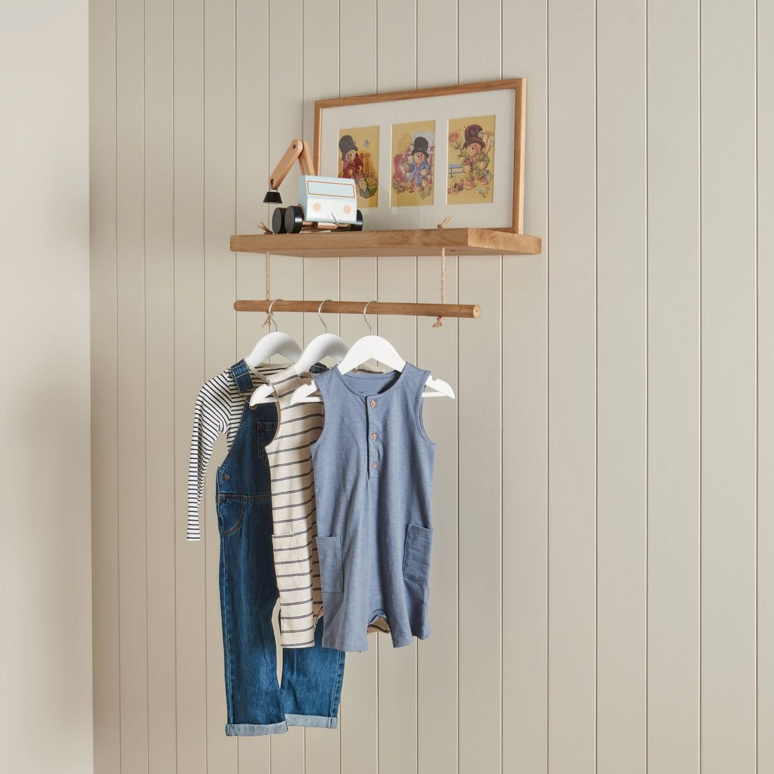 toddler bookshelf with rail