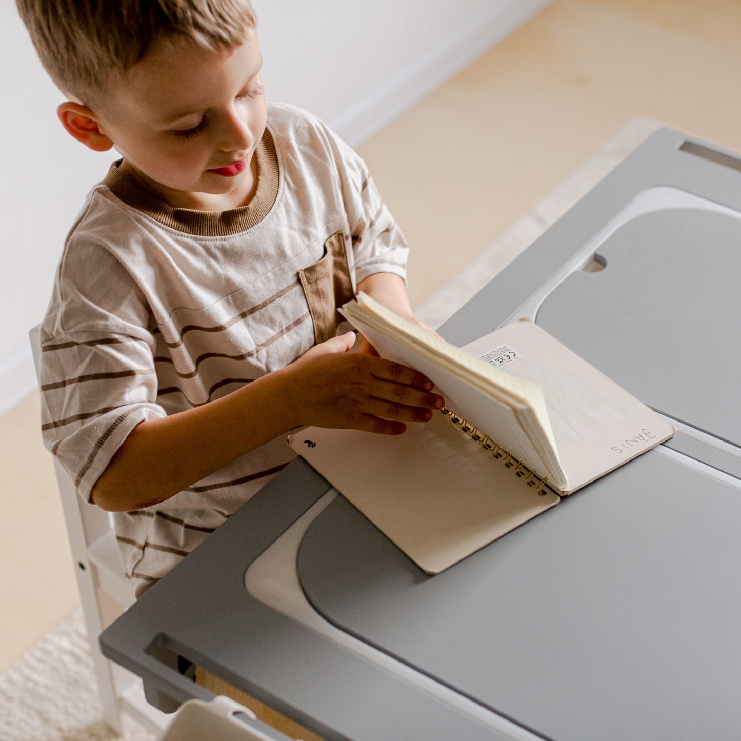 Faltbarer sensorischer Aktivitätstisch für Kinder