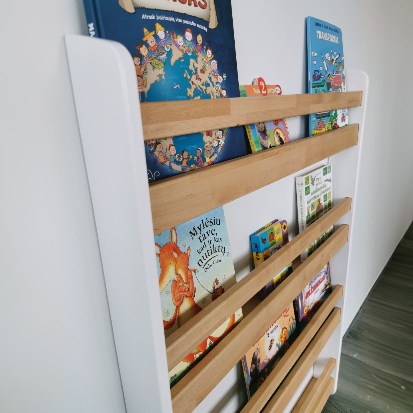 Montessori-Bücherregal zur Wandmontage